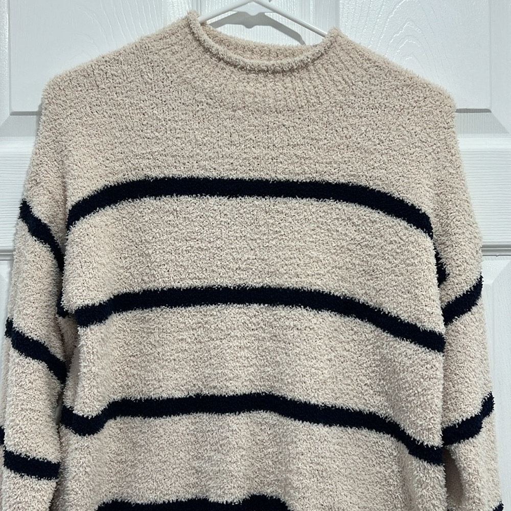 Weekends Sweater - Picture 2 of 4